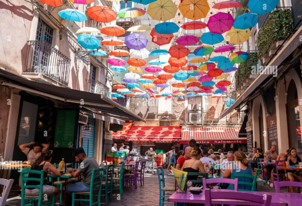 Cafe dengan area duduk di bawah payung warna-warni